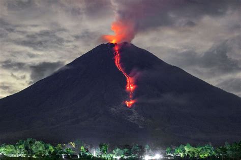 De Javaanse Eruptie van de Gunung Merapi: Een Geologisch Drama met Verrassende Culturele Nasleep