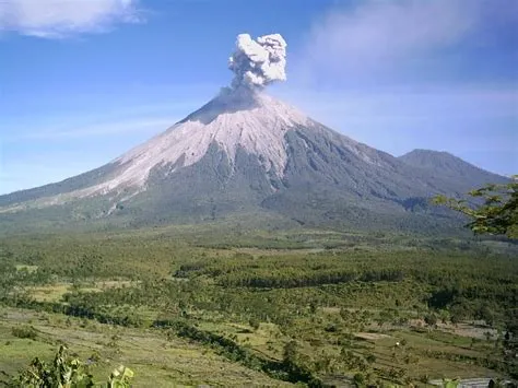 De Eruptie van Gunung Merapi: Een Vulkanische Kater met Historische Implicaties